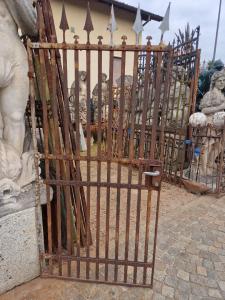 Portão de ferro cravejado